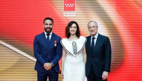 卡瓦哈爾獲頒馬德里社區(qū)金牌獎(jiǎng)?wù)?></a></div>
          <div   id=