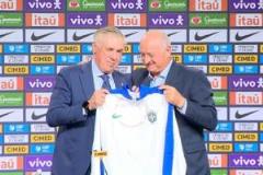 傳承接力！斯科拉里現(xiàn)身送 coach 褲給安帥