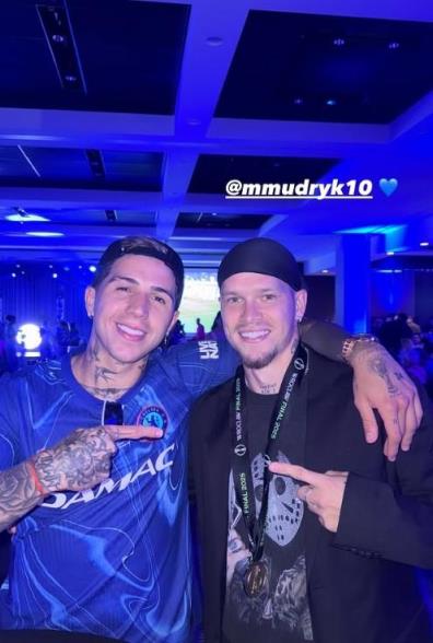 恩佐曬穆德里克合照，后者已戴獎牌彰顯團隊榮耀