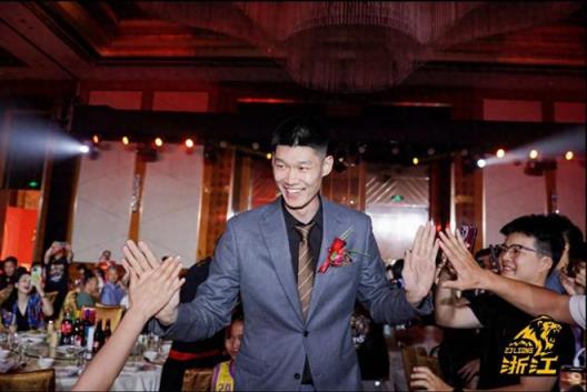 胡金秋轉(zhuǎn)會(huì)風(fēng)波：三隊(duì)爭搶背后，廣廈為何最終勝出？