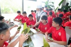 “粽”藝爭(zhēng)鋒·童心端午 亞泰小將體驗(yàn)傳統(tǒng)粽文化