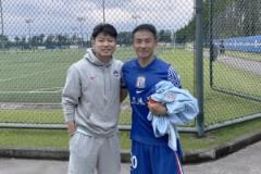 何超曬與于漢超合影致敬20號