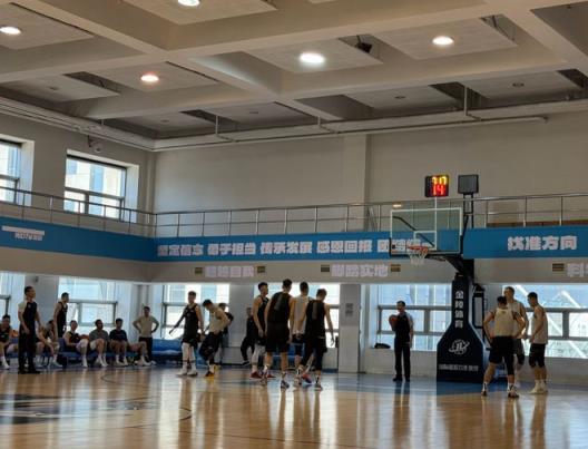 北京遼寧熱身賽首戰(zhàn)平局，韓德君領(lǐng)銜內(nèi)線，方碩聯(lián)手三寧首發(fā)