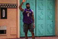 詹姆斯：園區(qū)將宴會(huì)廳改造成球場(chǎng) 訓(xùn)練和用餐可能遇對(duì)手