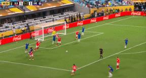 藍軍球員被黃牌罰下，比分1-1！