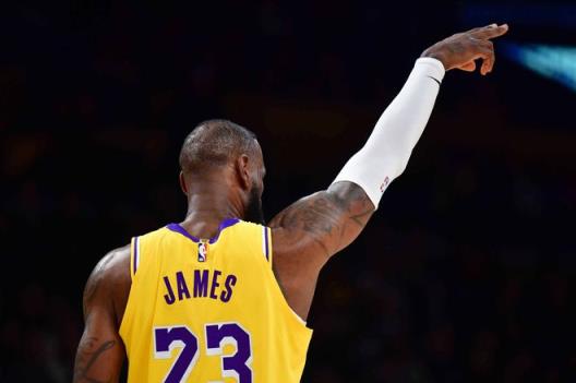 詹姆斯未來可能去的四個(gè)地方，美媒預(yù)測他可能與庫里聯(lián)手