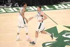 字母哥轉(zhuǎn)發(fā)球迷呼吁雄鹿退役大洛球衣：1000000%支持