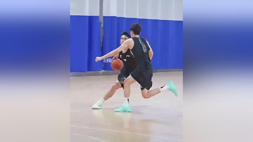 夏練正當(dāng)時(shí)！廣東男籃強(qiáng)化一對(duì)一攻防訓(xùn)練視頻曝光