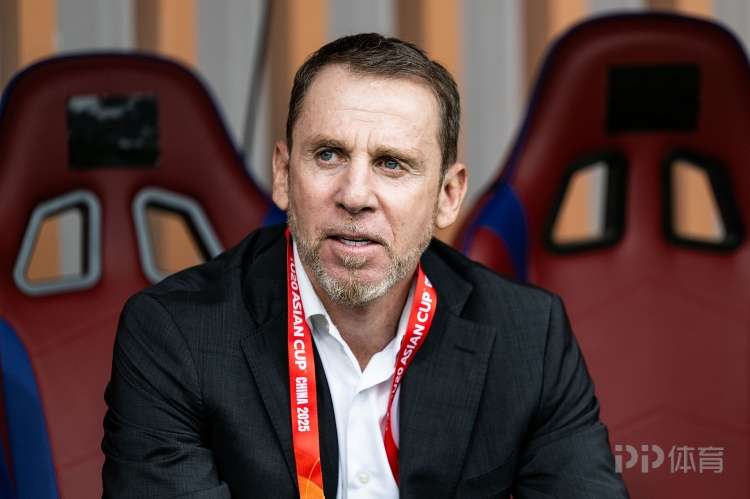 國(guó)足對(duì)陣日本將啟用五后衛(wèi)體系，久保裕也曾參與亞運(yùn)隊(duì)試驗(yàn)