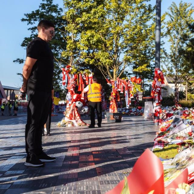 杰拉德率青訓(xùn)球員參觀安菲爾德，向若塔兄弟致哀