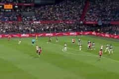 費(fèi)內(nèi)巴切0-1落后費(fèi)耶諾德！廷伯精彩轉(zhuǎn)身過人打門折射入網(wǎng)！