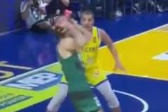 進攻中鋒拿球砸自己臉，裁判吹了防守犯規(guī)，防守球員都懵逼了