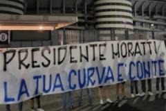 莫拉蒂住院 國(guó)米球迷拉橫幅：北看臺(tái)與你同在