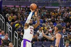 主場(chǎng)迎戰(zhàn)湖人！魔術(shù)創(chuàng)隊(duì)史新紀(jì)錄：本場(chǎng)觀戰(zhàn)人數(shù)達(dá)19598