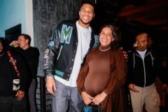 字母哥透露妻子將生四胎，她獲本賽季MVP稱號