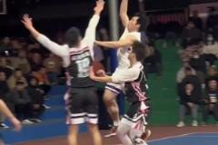 手真大控球穩(wěn)！崔永熙老爸現(xiàn)今打野球賽有多牛？