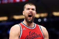 祖巴茨今日6個(gè)進(jìn)攻籃板領(lǐng)跑聯(lián)盟，本賽季262個(gè)領(lǐng)跑全聯(lián)盟