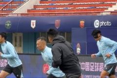 申花隊(duì)賽前踩場訓(xùn)練 中衛(wèi)朱辰杰戴面具出戰(zhàn)