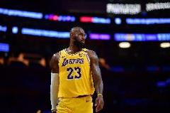 詹姆斯半場表現(xiàn)低迷，11投5中僅得10分5籃板7助攻