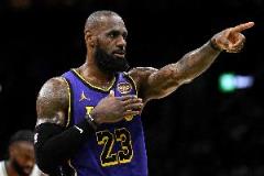 蕭華：詹姆斯與A-史密斯交鋒引爭(zhēng)議，NBA為何總有人互吹？