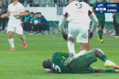 馬寧緊急拉扯！費利佩倒地踩中恩加德烏腹部，兩隊激烈沖突