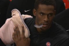 杜倫肩膀疑似不適 坐著裹繃帶引關(guān)注