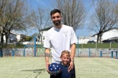 貝納永社交媒體發(fā)布與家人踢球視頻：三代人齊聚在一切開始的球場(chǎng)