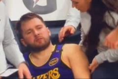 東契奇被推出界外躺在灰熊女助教身旁，怒吼：“我真TM受夠了！”