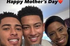 貝林厄姆社交媒體發(fā)布與家人合影，慶賀英國(guó)母親節(jié)