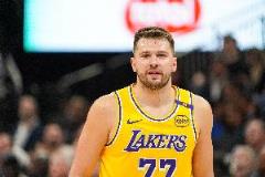 東契奇首節(jié)表現(xiàn)亮眼 拿下9分4助正負(fù)值+11