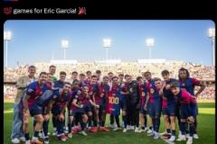 埃里克-加西亞迎來巴薩百場(chǎng)紀(jì)念，獲贈(zèng)球衣并與全隊(duì)合影留念