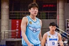 內(nèi)線表現(xiàn)亮眼！楊瀚森半場10分鐘4中3砍9分11板加3斷2帽