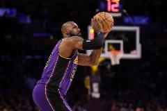 詹姆斯：我們需要展現(xiàn)緊迫感和對(duì)抗，幾個(gè)回合可能決定系列賽勝負(fù)