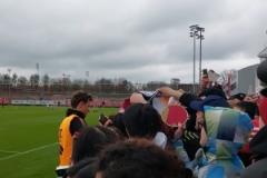 穆勒簽名引熱議，拜仁訓(xùn)練后球迷集體求簽名！