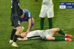 斯帕吉奇第四分鐘倒地昏迷，救護(hù)車(chē)緊急進(jìn)場(chǎng)