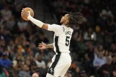 7次失誤難掩實(shí)力！卡斯?fàn)?3中6貢獻(xiàn)16分8板6助 正負(fù)值-22