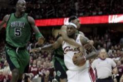 錢德勒指責小斯干擾皮爾斯罰球，皮爾斯回應僅與科詹說垃圾話