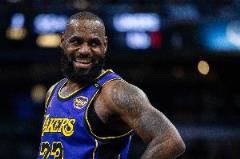 老詹點評末節(jié)哈林籃球表演：不知所措，立刻換我下場