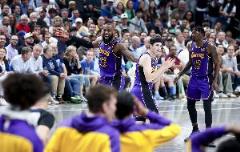 詹姆斯末節(jié)13分力挽狂瀾，27+7+7僅差4助攻差距顯著