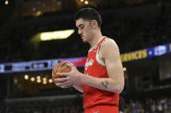 埃迪4中3砍7分2帽17籃板 填滿數(shù)據(jù)欄展現(xiàn)全面表現(xiàn)