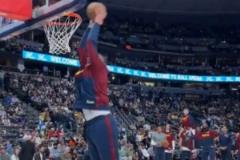 約基奇賽前自拋?zhàn)钥壅宫F(xiàn)彈跳 引隊(duì)友歡呼