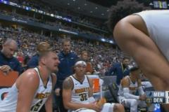 嗓子喊啞了也！暫停期間約老師再赴替補(bǔ)席講戰(zhàn)術(shù)