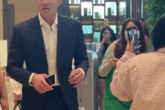 郭艾倫現(xiàn)身湖南長沙 一身黑色西裝準(zhǔn)備參加綜藝節(jié)目