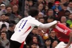 他拼盡全力！約羅被晃倒后用頭封堵，險遭爆射頭部