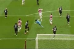 普斯卡“臀”英冠門將大腳失誤，對手竟用屁股擋進球門