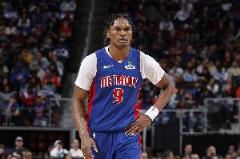 奧薩爾6次犯規(guī)離場(chǎng)，7次出手僅得5分5板2次搶斷