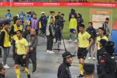 南通主場球迷完賽后瘋狂“問候”主裁判，砸水杯
