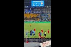 太嚇人了！中甲比賽，工作人員拿板凳砸球員，幸好沒砸到