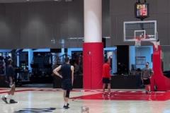 丹子得找到手感呀！回到主場 哈登和博格丹繼續(xù)一塊練習(xí)三分