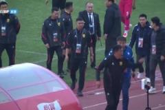 暴怒，主裁判點(diǎn)后又被邊裁取消，中甲青島紅獅教練怒摔身份牌